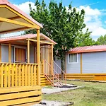 Kemping De Charme Avec Terrasse - 5 Pers, 2 Chambres, Espace Jardin - Api-1-52-1838